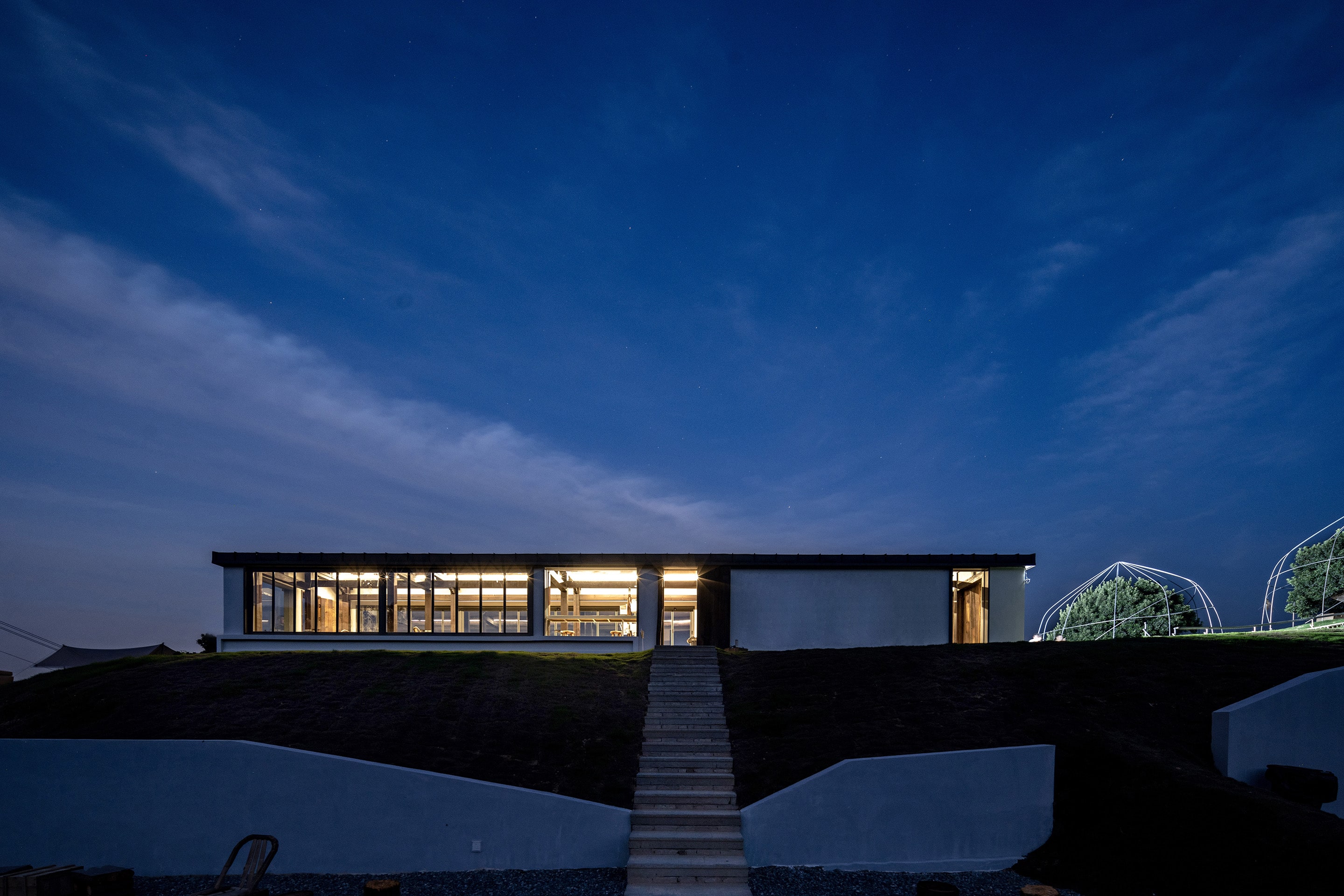 從室外西側看向室內，View from the west side of the exterior looking into the interior  @徐英達-min.jpg