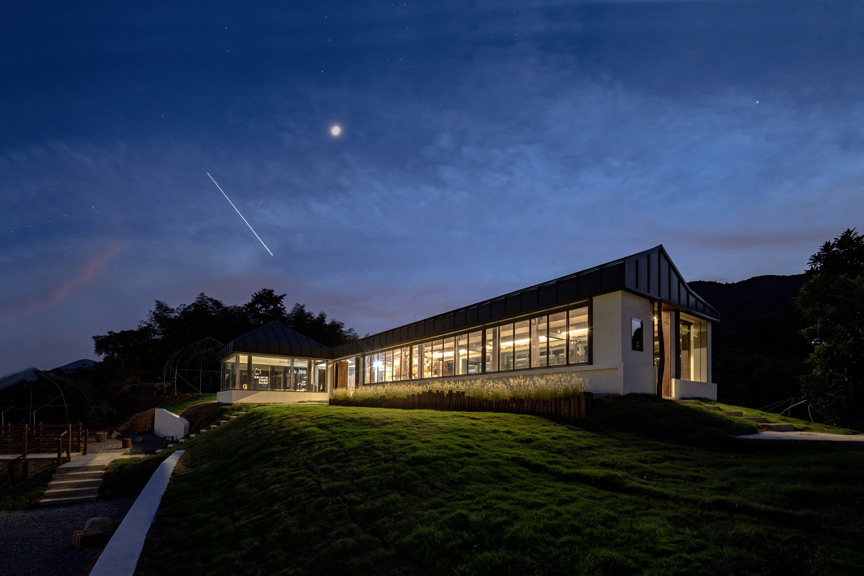 從東側草坪看向室內，View from the east lawn looking indoors  @徐英達-min.jpg