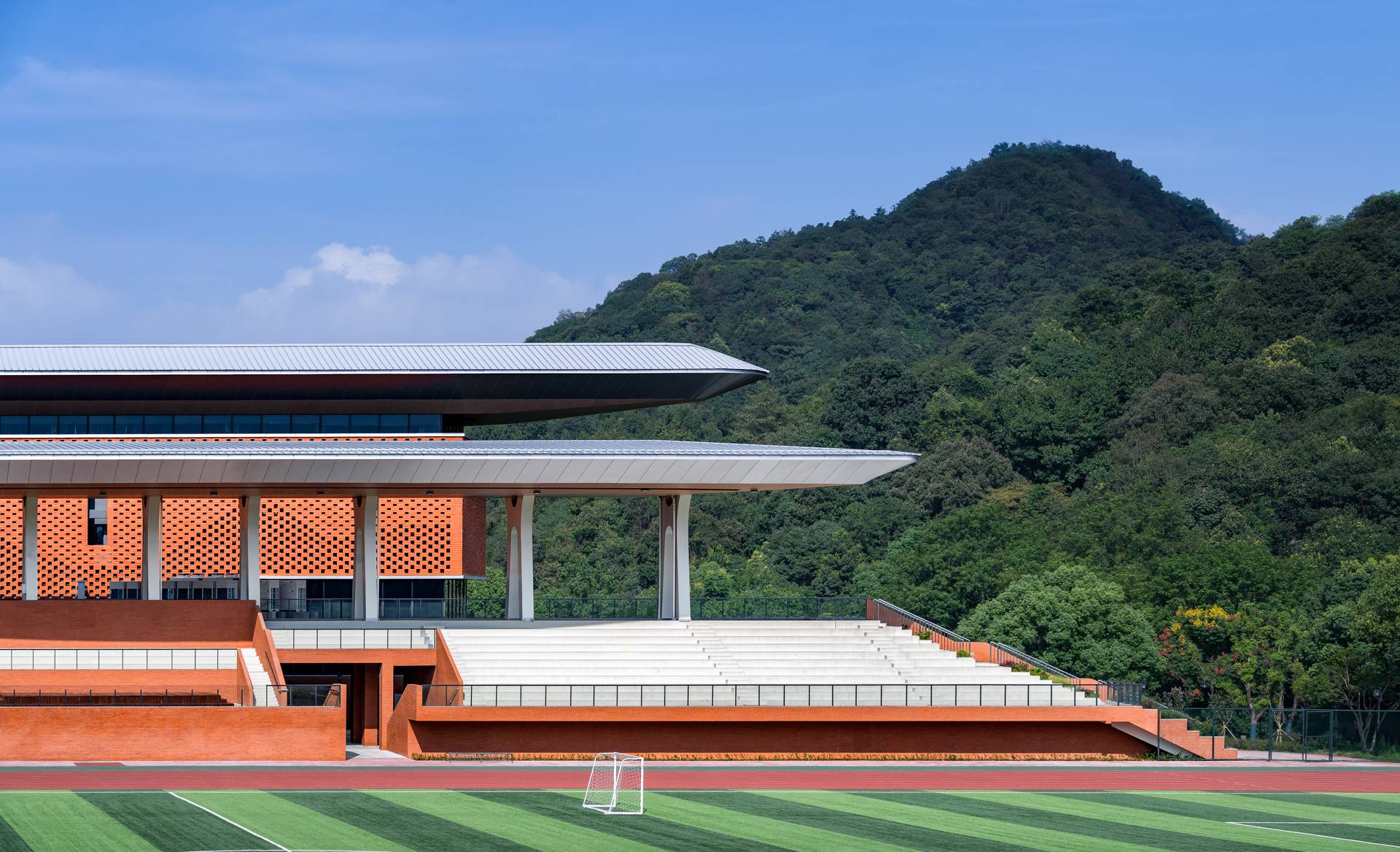 1702868524424542rN7v.jpg 10.建筑與山體@吳清山.jpg