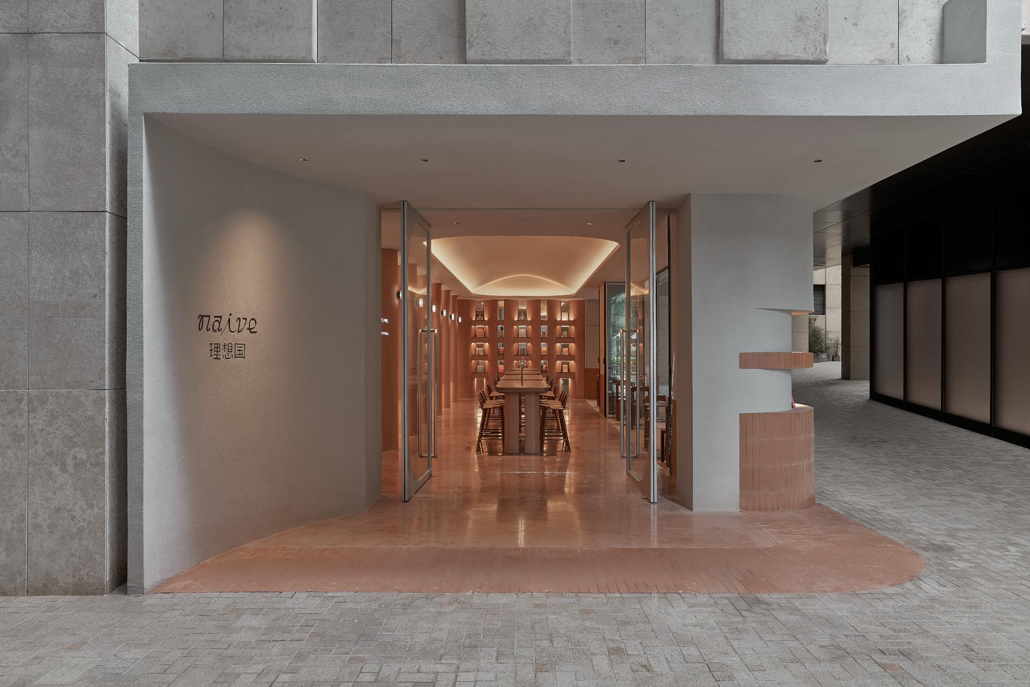 05view towards bookstore from main entrance  從主入口看書店內部.jpg