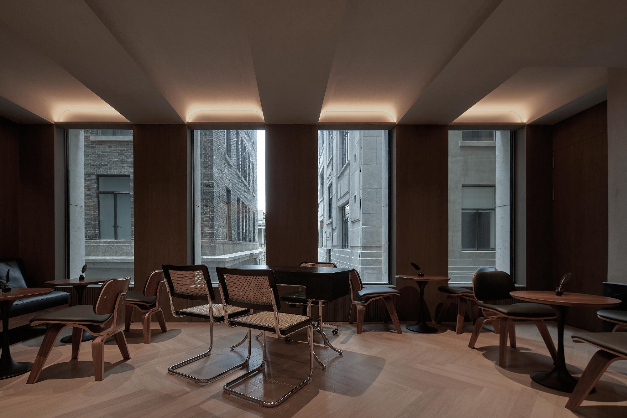 14window with a view of historic buildings in living room  透過“起居室”的窗戶看外灘源.jpg