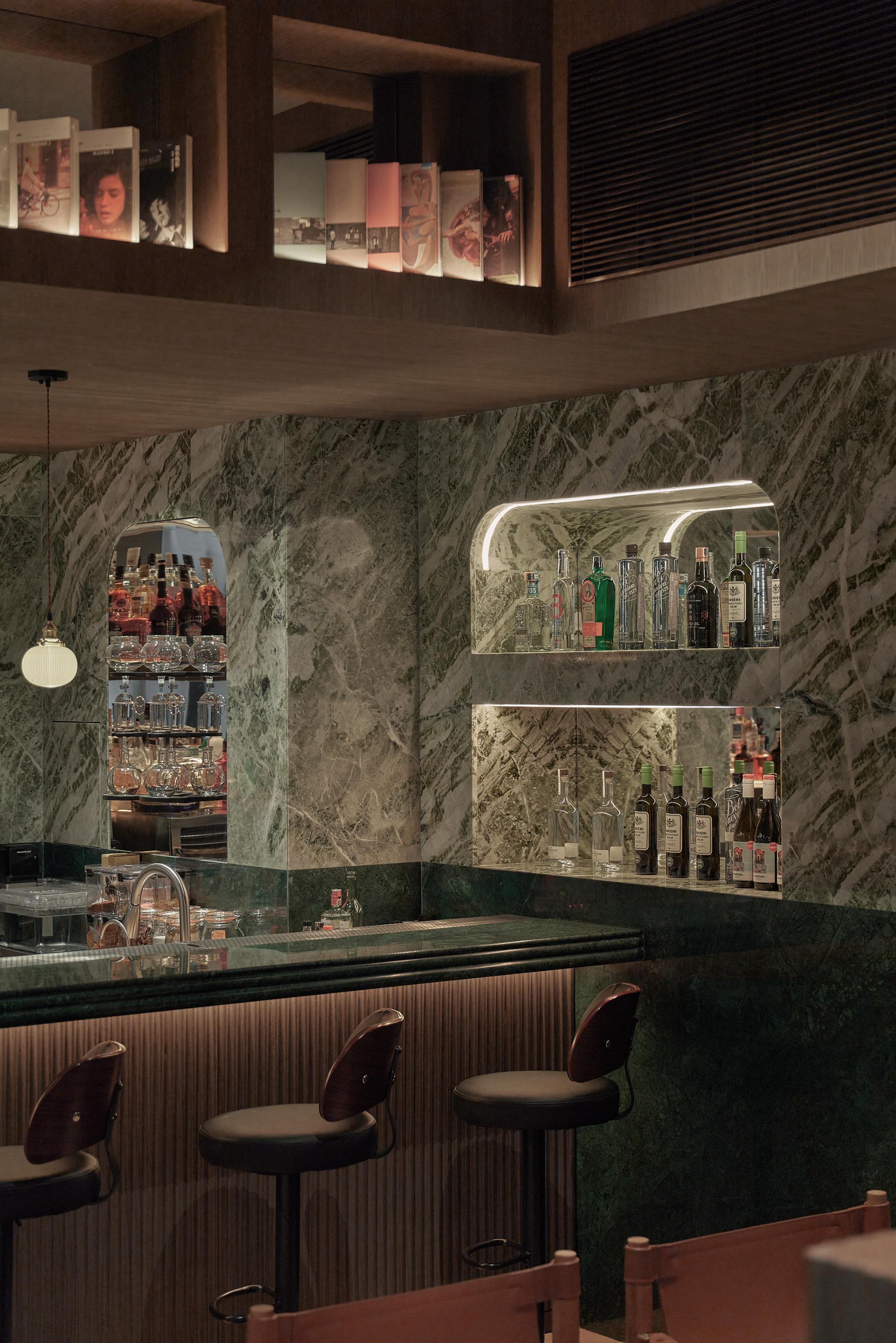 20green marble cladded wall and bar counter  綠色花崗巖制作的吧臺墻面和臺面.jpg