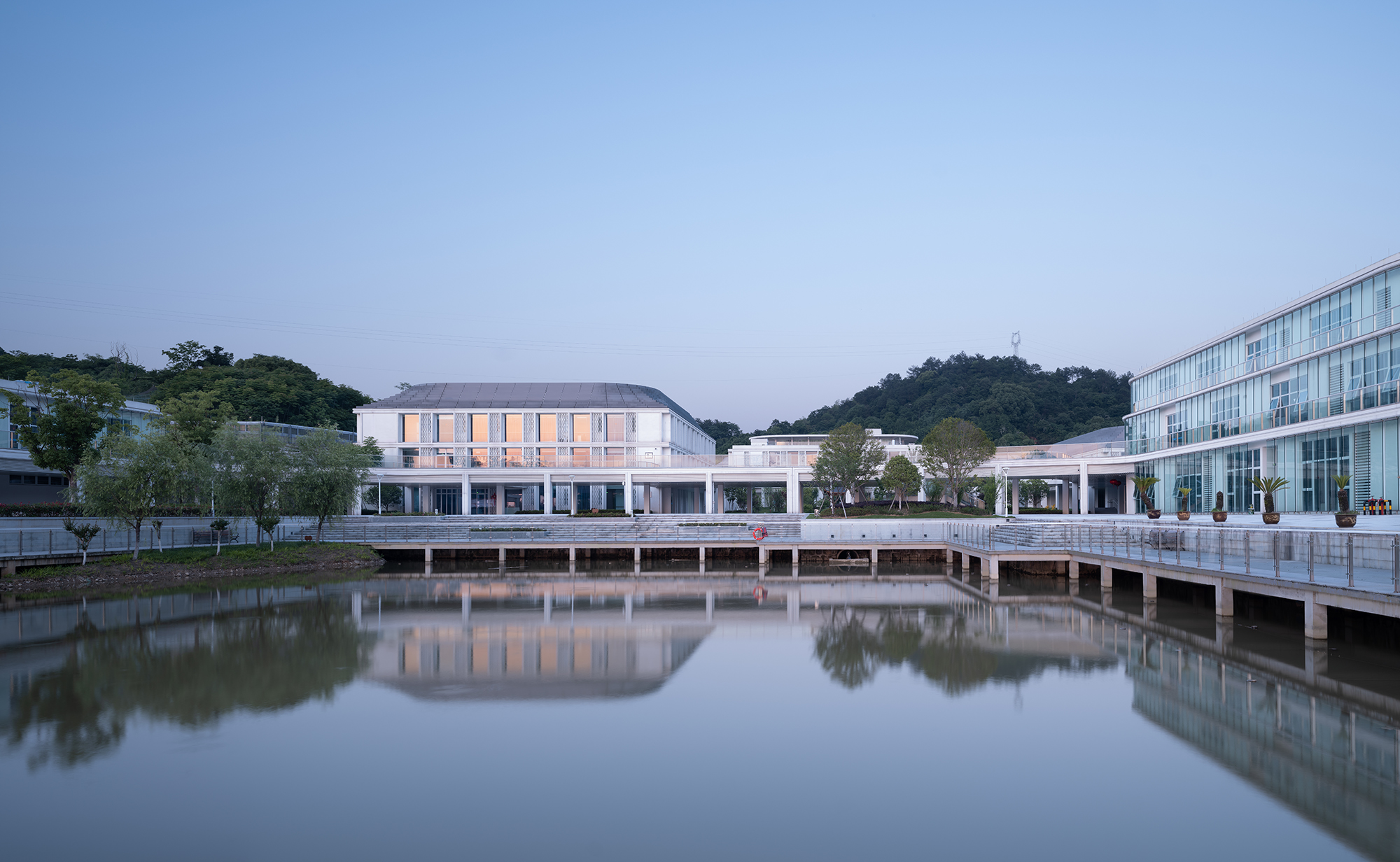 West Side Pond 西側水塘?趙強.jpg