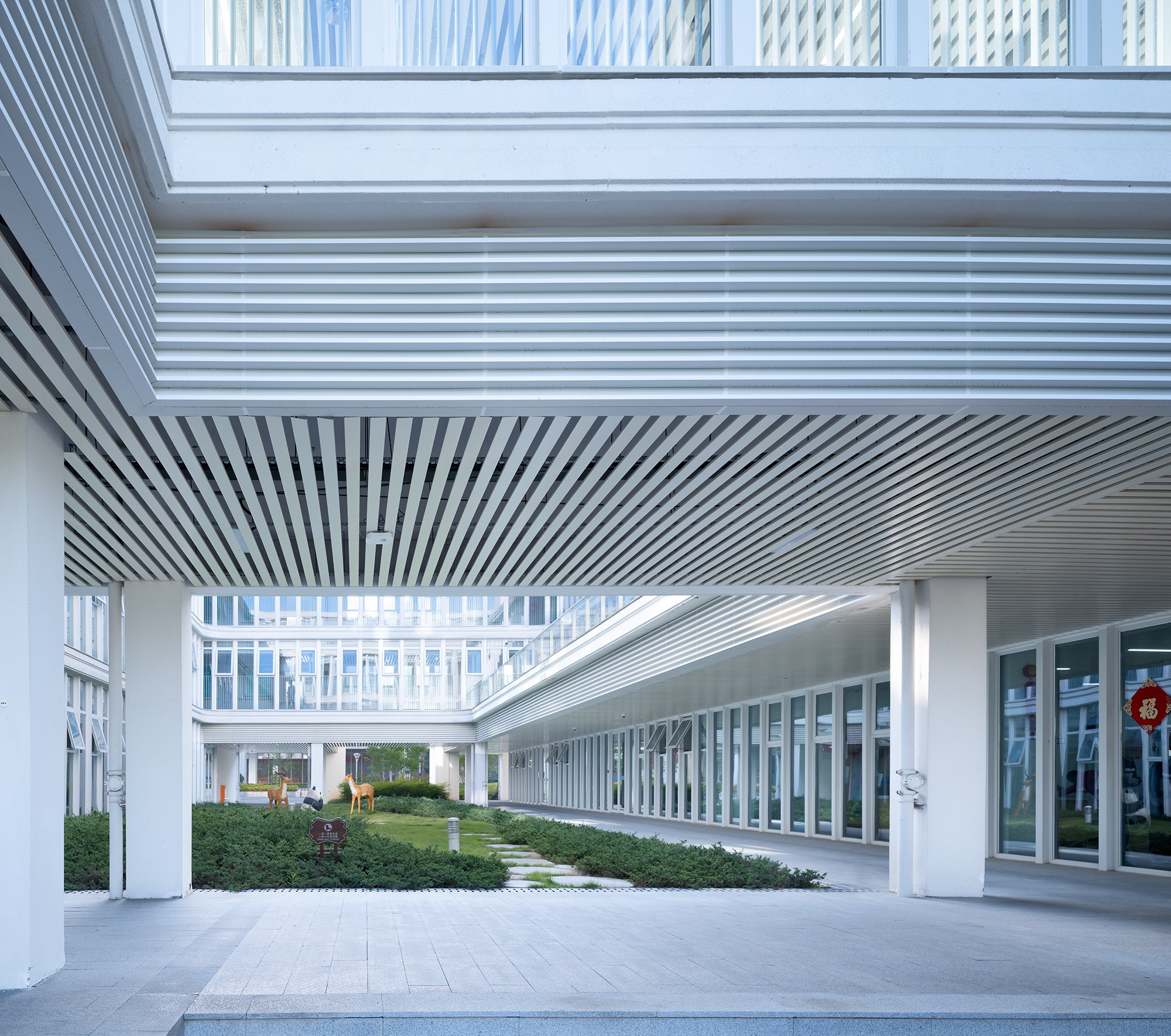 Corridor of Connect 聯系的長廊2?趙強.jpeg