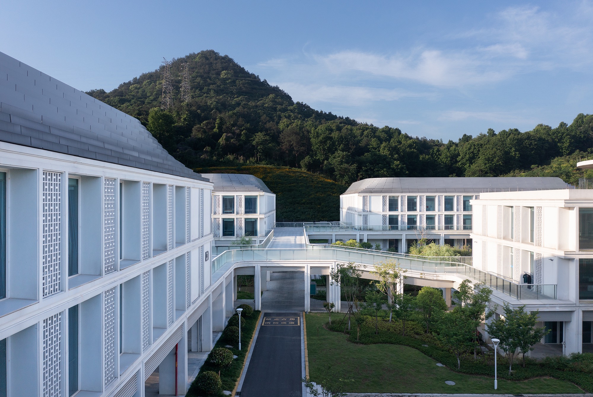Surrounded by Mountains 山形環抱?趙強.jpeg