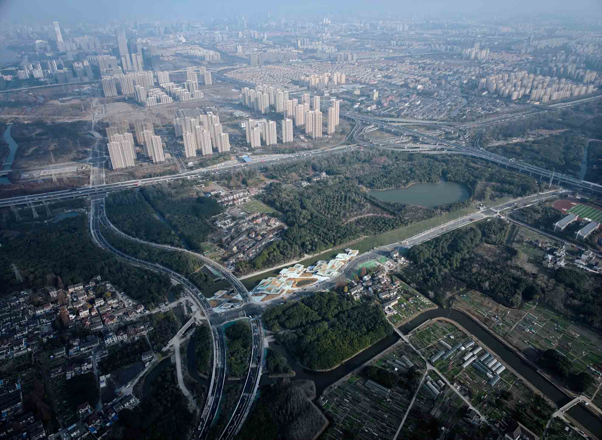 01_入林 總體鳥瞰，Aerial view of the site.  ?章魚見筑.jpg
