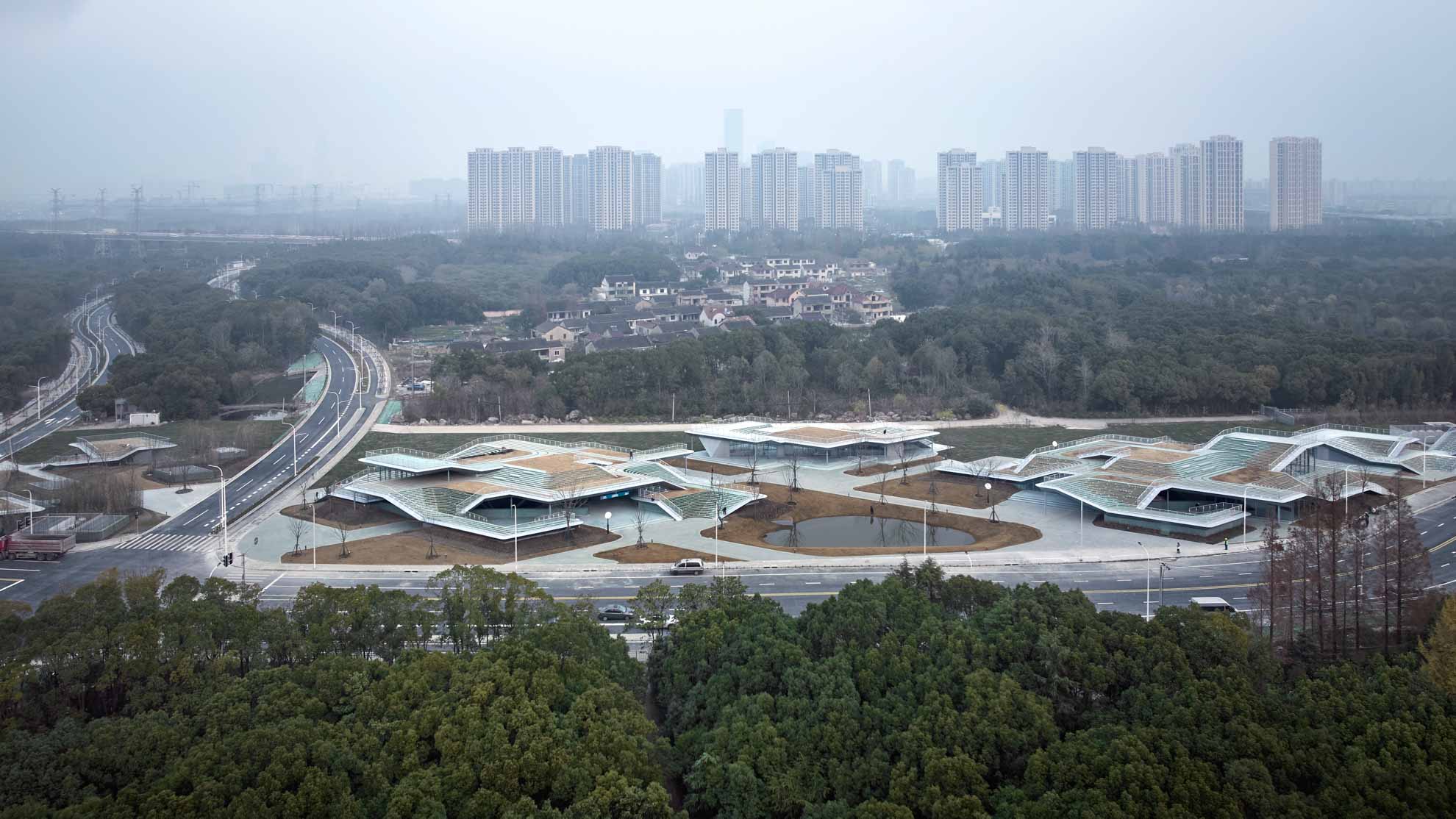 02_懸浮于林海之間的人工丘岳1，Artificial hills suspended among natural forests (1).  ?章魚見筑.jpg