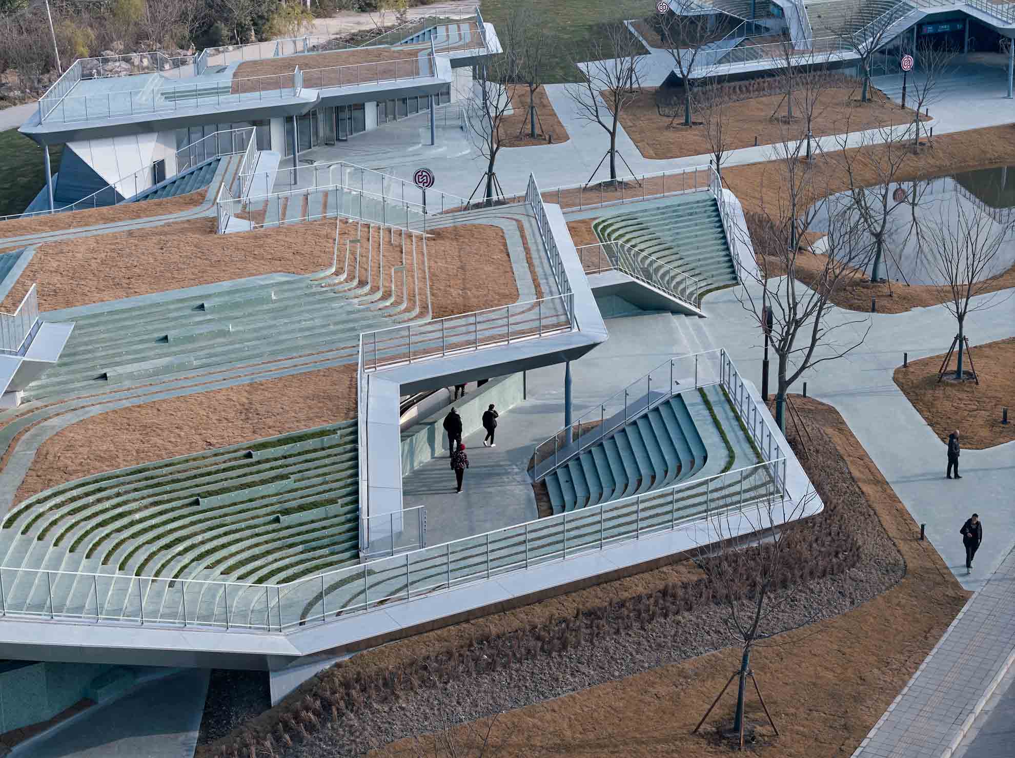 09_綠色浮島消解體量，The green floating islands visually reduce the volume of stations.   ?章魚見筑.jpg