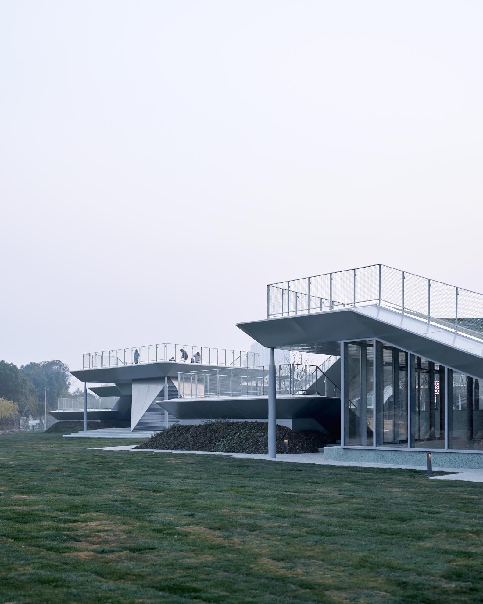 10_菱形單元整合安全出口及設備用房，Diamond-shaped unit integrating emergence exits and mechanical rooms.  ?同濟原作設計工作室.jpg