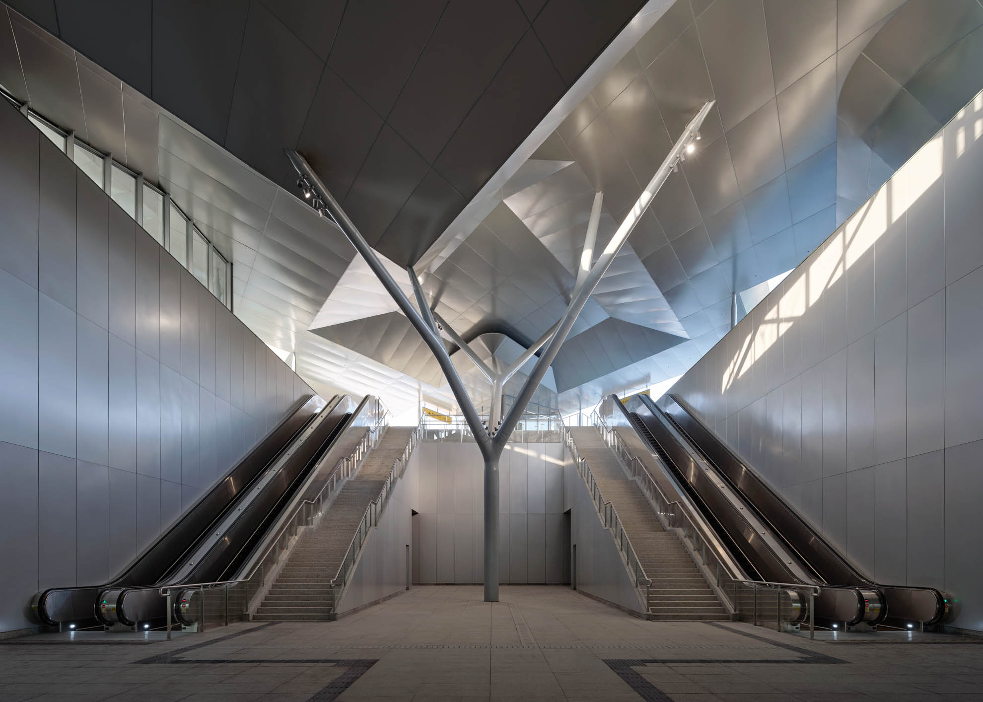 12_站廳樹形柱，The tree-shaped columns in the concourse on the basement level.   ?章魚見筑.jpg