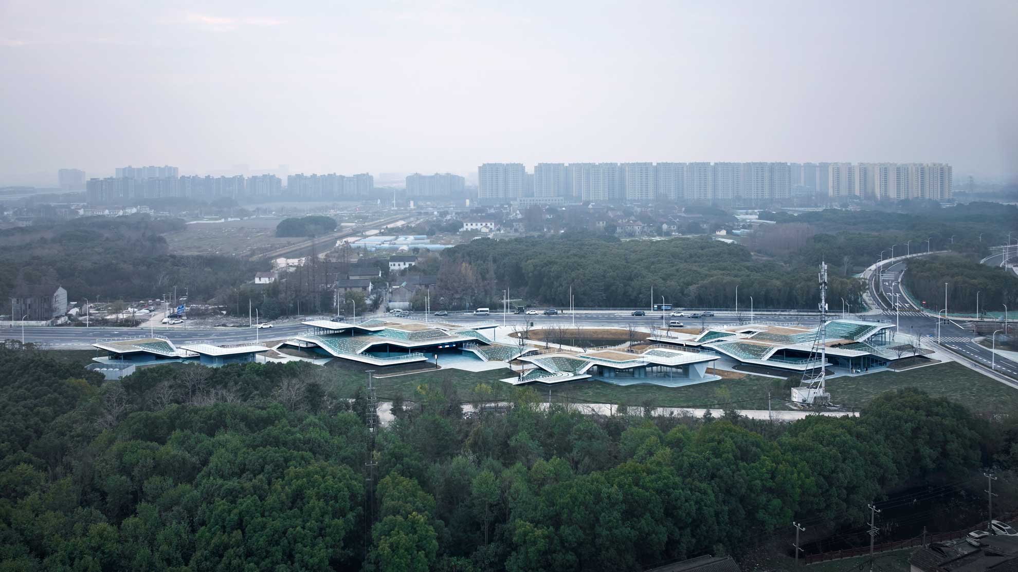 23_懸浮于林海之間的人工丘岳2，Artificial hills suspended among natural forests (2).  ?章魚見筑.jpg