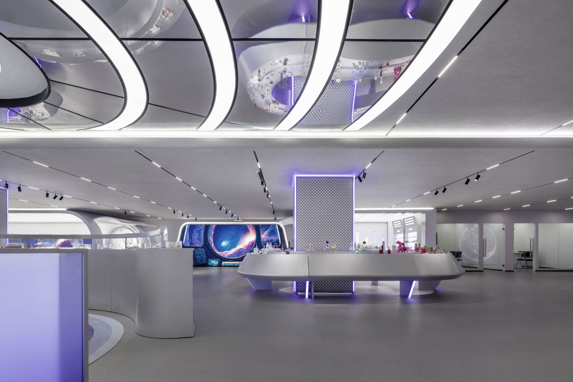 1739945647783827cQOL.jpg 化妝品展示區域及超時空傳送帶,The display area and the hyperspace conveyor belt ? 王尚.jpg