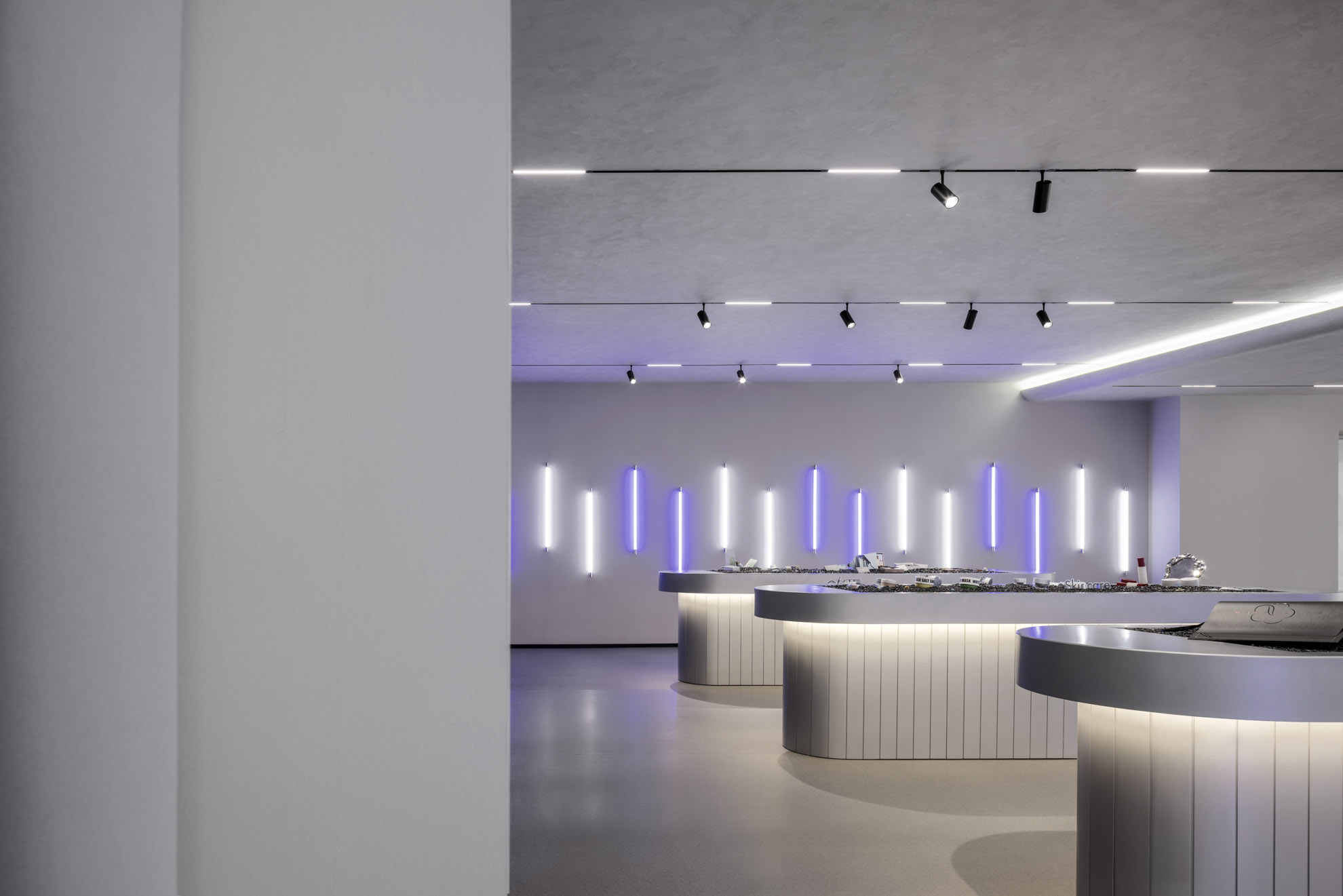 1739945746676743atuz.jpg 化妝品展示區,The display area ? 王尚.jpg