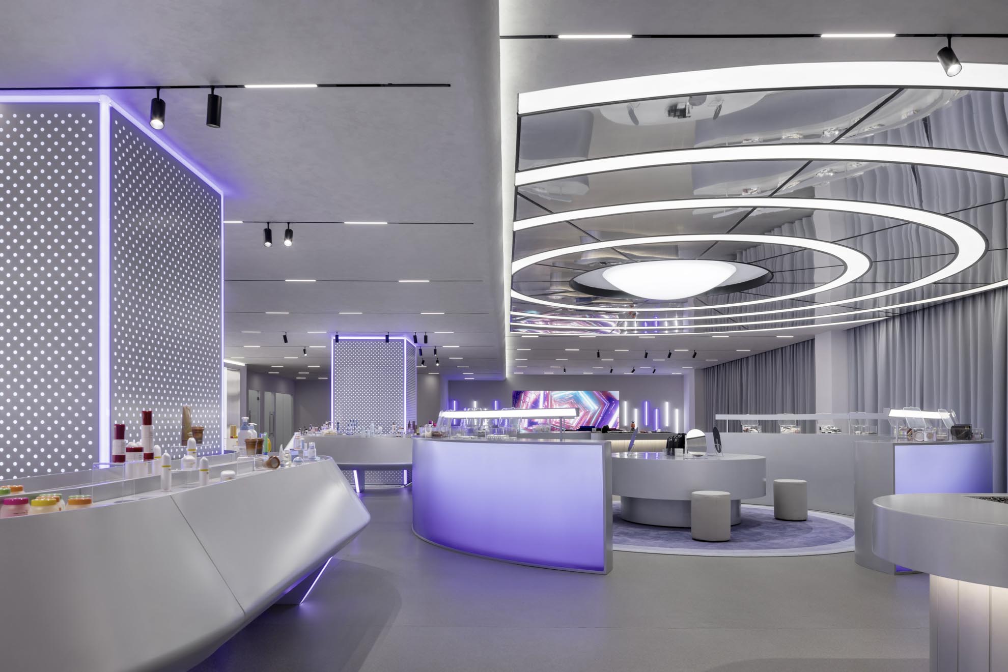 1739946223214103ovTK.jpg 以往商品展示區域及超時空傳送帶,The display area and the hyperspace conveyor belt ? 王尚 (3).jpg