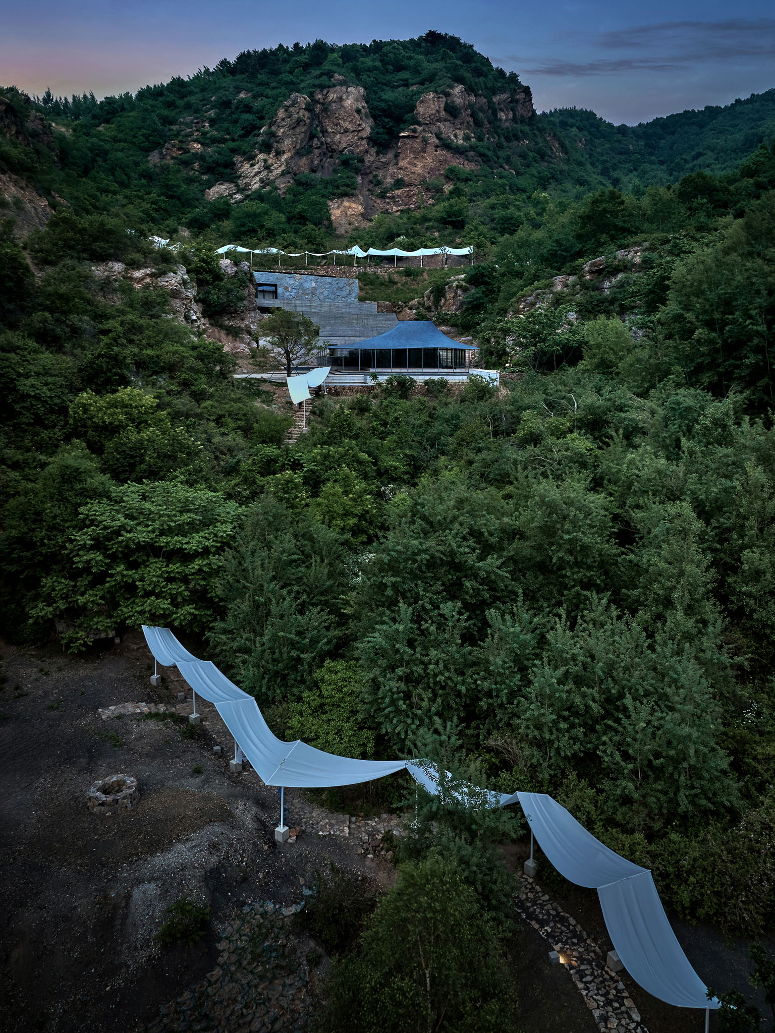 1743573650742102y6Ua.jpg 19_山谷里的裝置,建筑和密林 Installations, architecture and forests in the valley?雷壇壇Jonathan Leijonhufvud.jpg