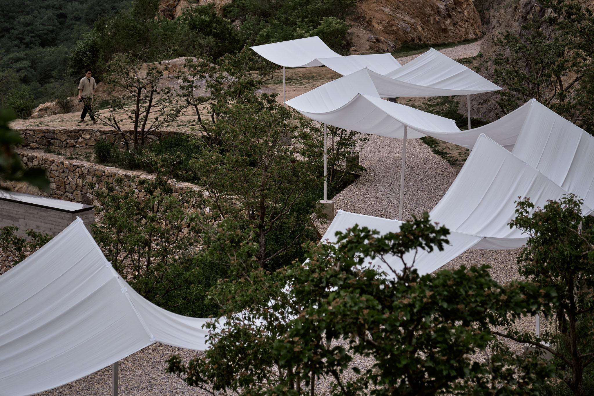 17435736986803331F8d.jpg 11_T型骨架允許懸掛的布料隨風擺蕩 T-frame allows the hanging fabric to swing in the wind?雷壇壇Jonathan Leijonhufvud.jpg