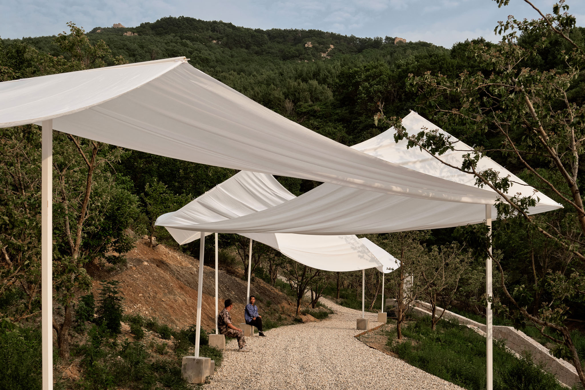 1743573771727694YPmR.jpg 09_裝置為訪客帶去一絲庇護 Installation provides shelter for visitors?雷壇壇Jonathan Leijonhufvud.jpg