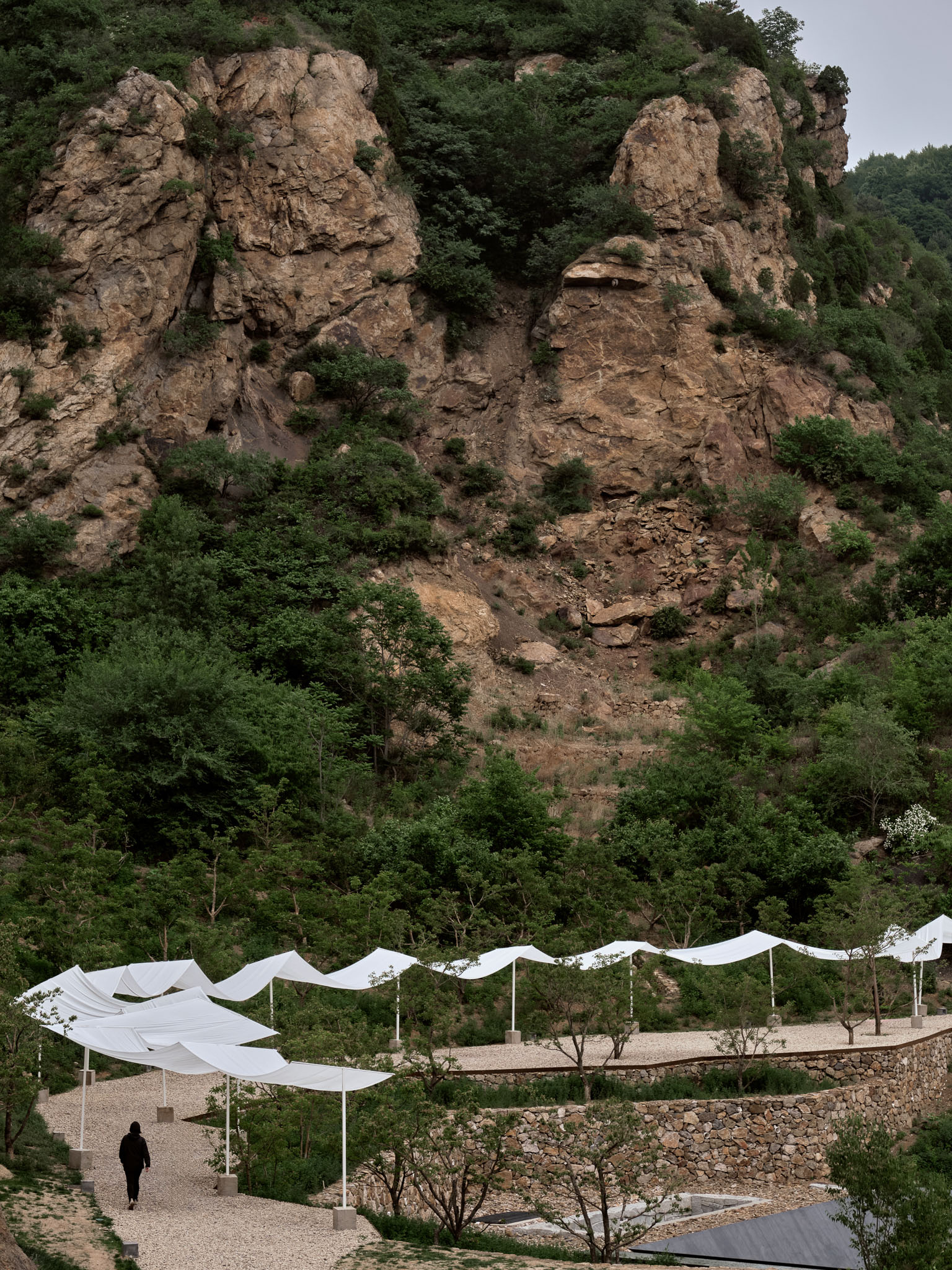 1743573908313321zQAK.jpg 04_訪者在起伏的風幡下穿行 Visitor walked under undulating wind flags?雷壇壇Jonathan Leijonhufvud.jpg