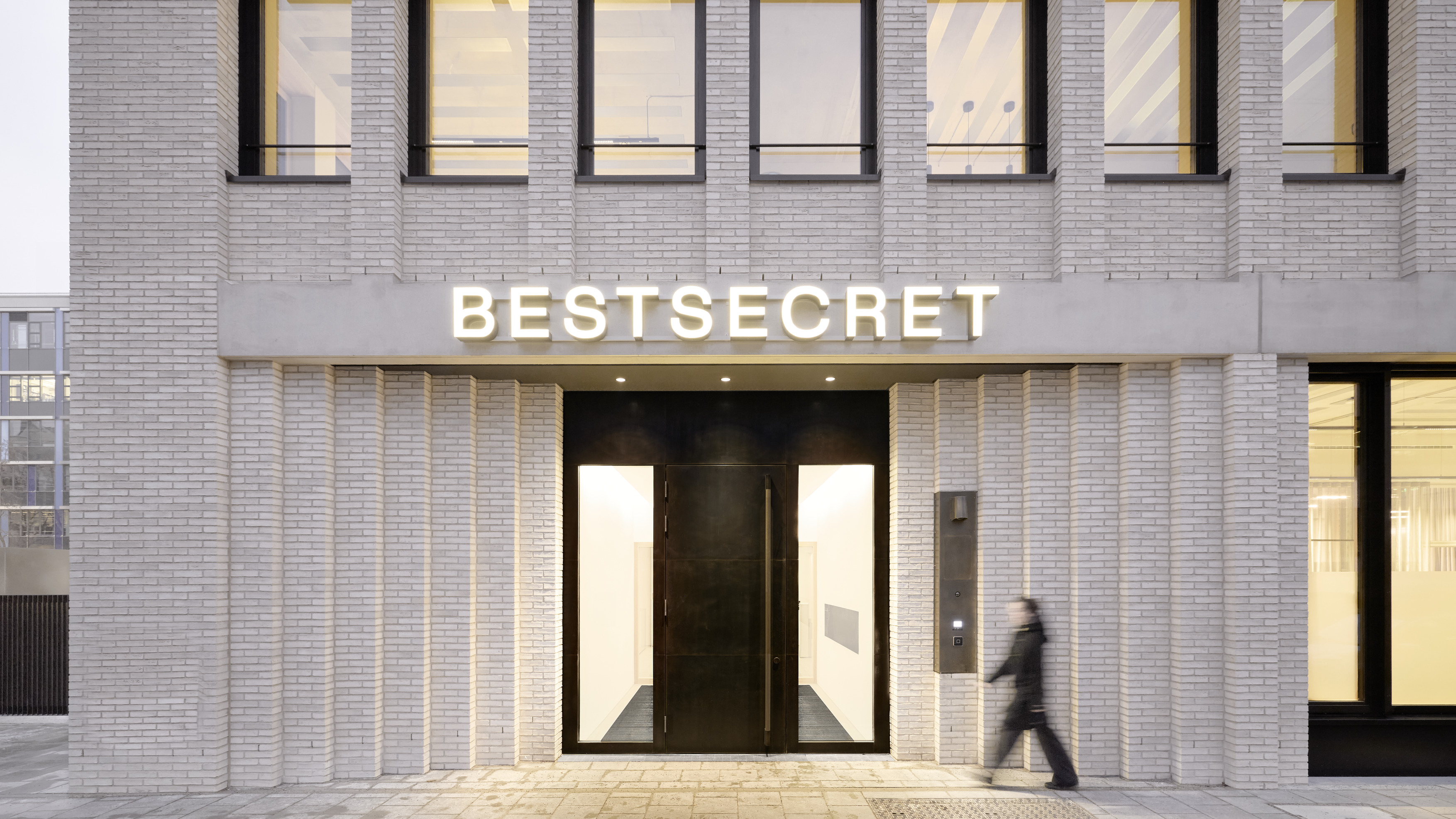 HENN_BESTSECRET_14_exterior_(c)MarkSeelen.jpg