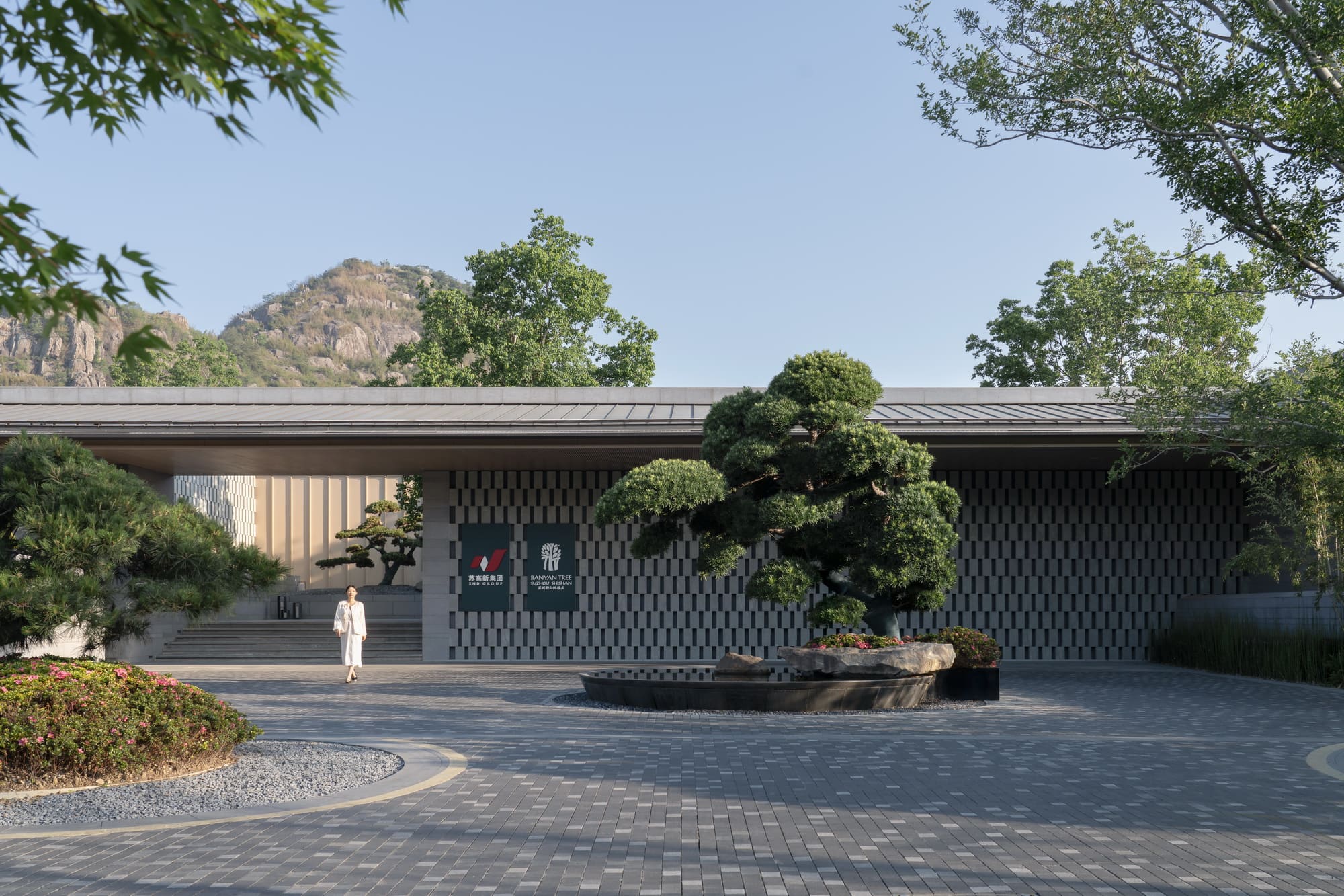 1751639958738322dxoL.jpg 【02】內部地坪在入口基礎上抬升,保證酒店隱私性 ?此間建筑攝影.jpg